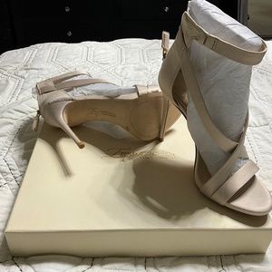 IMAGINE - DEVIN  SANDALS BY VINCE CAMUTO.